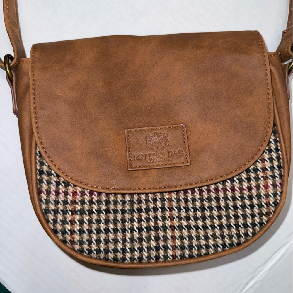 British Bag Company Crossbody Adjustable Strap Tab Close w/ interior pocket EUC
